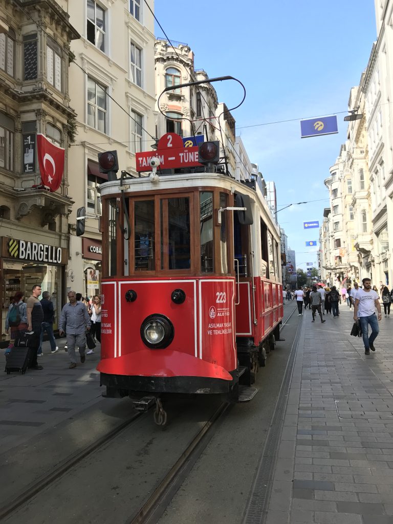 Den røde sporvogn på Istiklal Caddesi