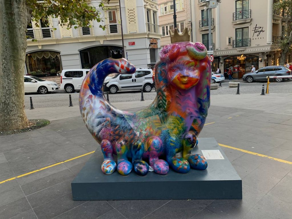 Farverig skulptur